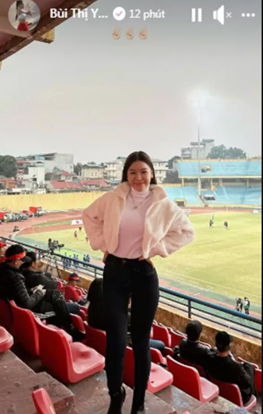 Lần này Yến Xuân có mặt tại Sân vận động Hàng Đẫy để theo dõi trận đấu giữa đội tuyển Việt Nam và tuyển Philippines. Được dịp ra sân cổ vũ bạn trai cô nàng đã chụp khoảnh khắc khoe dáng vô cùng chuẩn chỉnh.