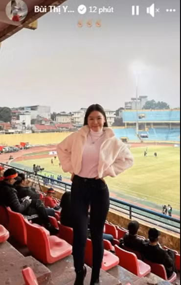 Lần này Yến Xuân có mặt tại Sân vận động Hàng Đẫy để theo dõi trận đấu giữa đội tuyển Việt Nam và tuyển Philippines. Được dịp ra sân cổ vũ bạn trai cô nàng đã chụp khoảnh khắc khoe dáng vô cùng chuẩn chỉnh.