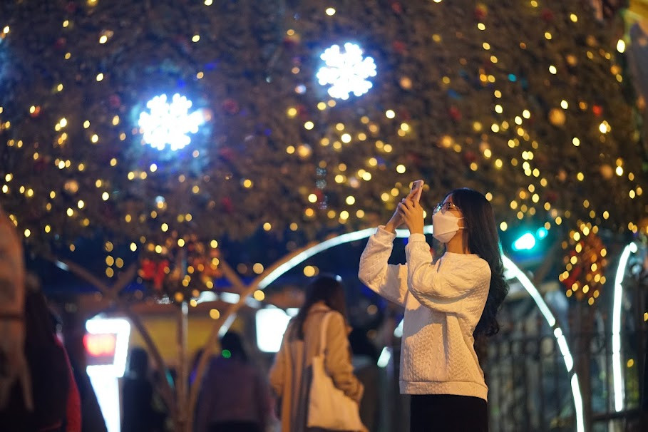 Không gian xung quanh Nhà thờ Lớn cũng được trang trí với ánh đèn lung linh tạo thành một bữa tiệc ánh sáng đầy màu sắc.