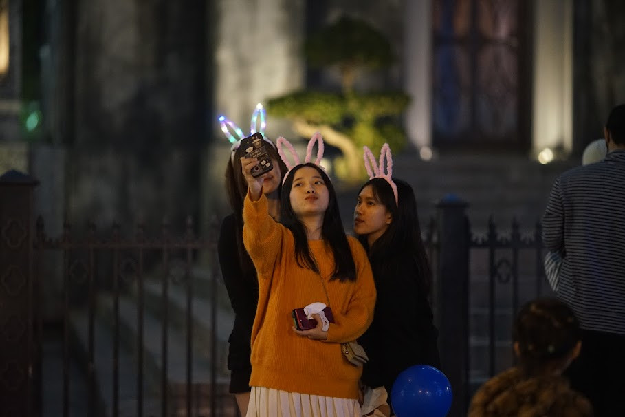 Những ngày này, khu vực Nhà Thờ Lớn luôn đông đúc nhộn nhịp bất kể thời gian nào trong ngày.