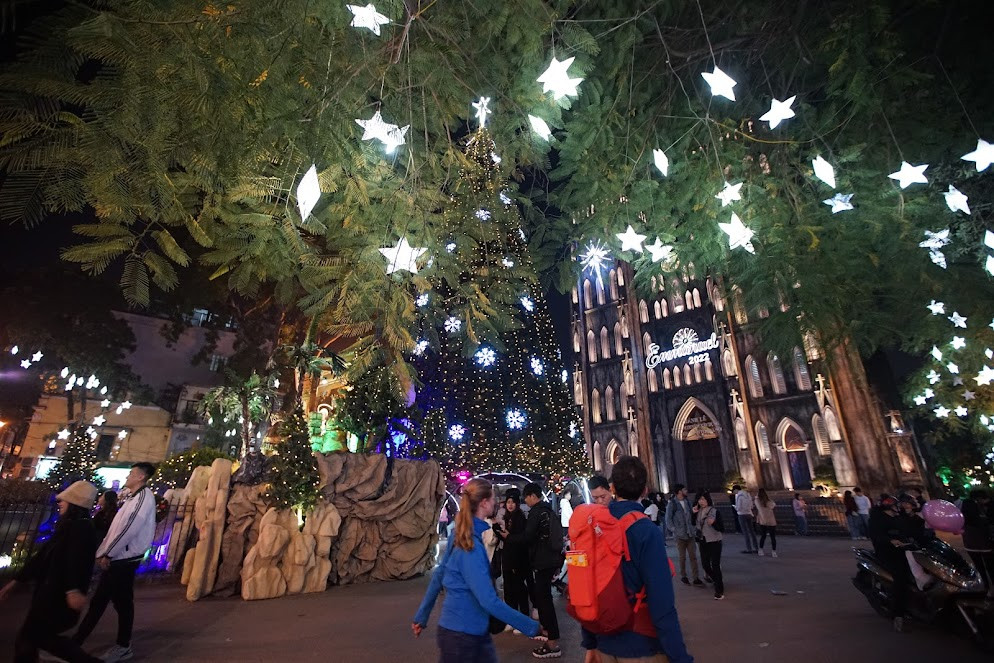 Không khí Noel đang đến gần, thời gian này các địa điểm công cộng tại Hà Nội đã hoàn thành việc trang trí chuẩn bị cho ngày lễ Giáng sinh.