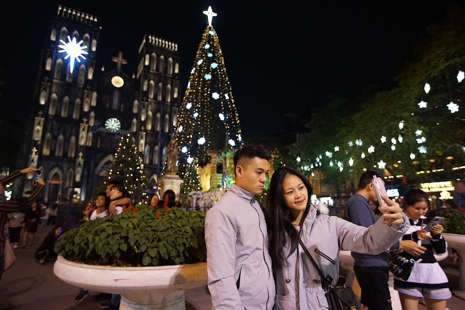 Các cặp đôi xúng xính chụp ảnh cùng không khí Noel lạnh giá tại Hà Nội.