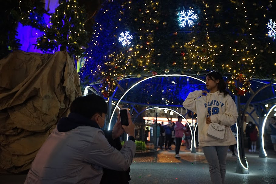 Trước Nhà thờ Lớn Hà Nội đã được trang trí cây thông Noel khổng lồ, thu hút nhiều bạn trẻ đến check-in.