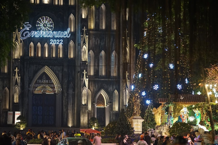 Cây thông Noel Nhà thờ Lớn đính thêm quả châu, bông tuyết... có chiều cao gần bằng với tháp chuông, cùng tiểu cảnh hang đá nơi Chúa Giáng sinh đã trở thành background trong mọi bức ảnh "sống ảo".