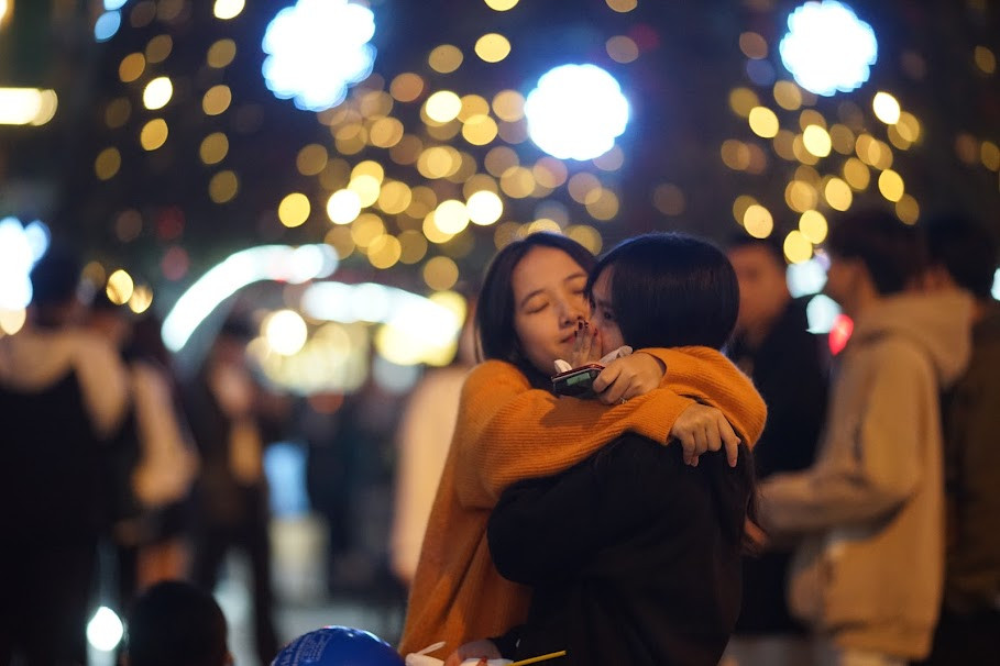 Trong, ngoài Nhà thờ Lớn đã hoàn thiện trang trí lung linh với điểm nhấn là cây thông khổng lồ có chiều cao gần bằng Nhà thờ.