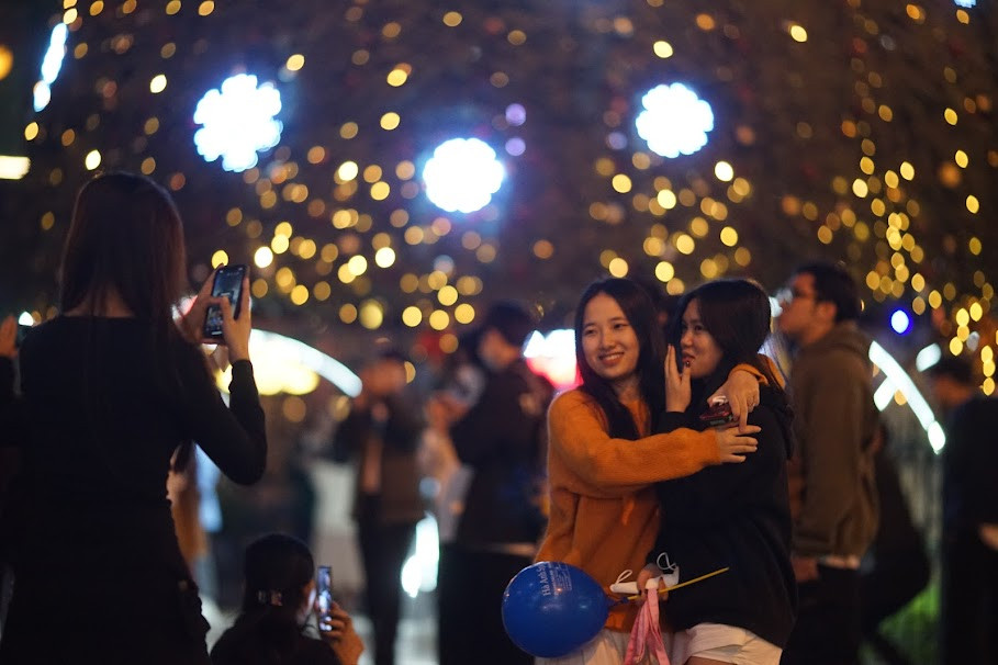 Ánh sáng trang trí trên cây thông tạo thành một hậu cảnh lung linh để các bạn trẻ chụp ảnh check-in dịp Noel này.