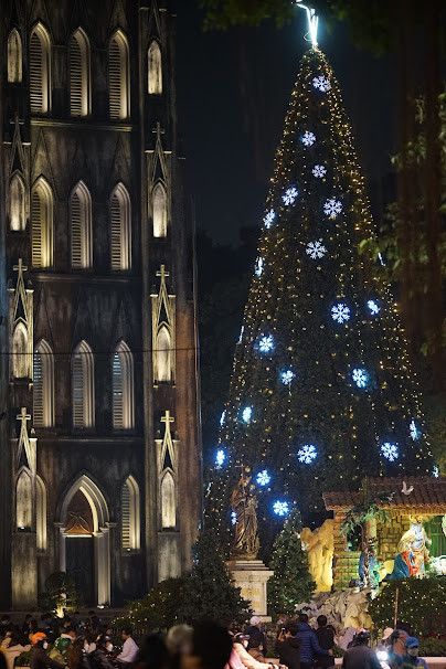 Rút kinh nghiệm từ những năm trước, càng gần ngày Noel sẽ càng khó tiếp cận được Nhà thờ để chụp ảnh bởi lượng người và xe quá đông. Do đó, nhiều bạn trẻ đã rủ nhau ra đây chụp ảnh kỷ niệm, cùng nhau tận hưởng không khí Noel sớm.