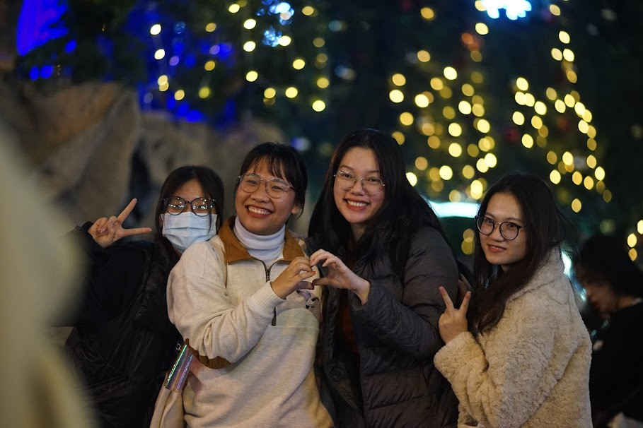 Khu vực này luôn đông đúc, đặc biệt từ sau 18h khi Nhà thờ Lớn bắt đầu lên đèn.