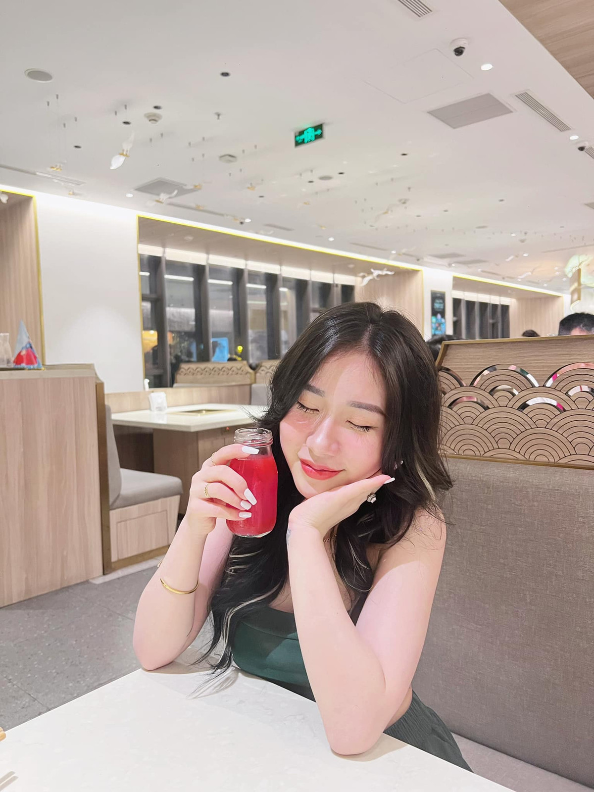 Có thể thấy cuộc sống của cô nàng rất năng động, vui tươi sau hơn 1 năm nổi tiếng. Ảnh: FBNV