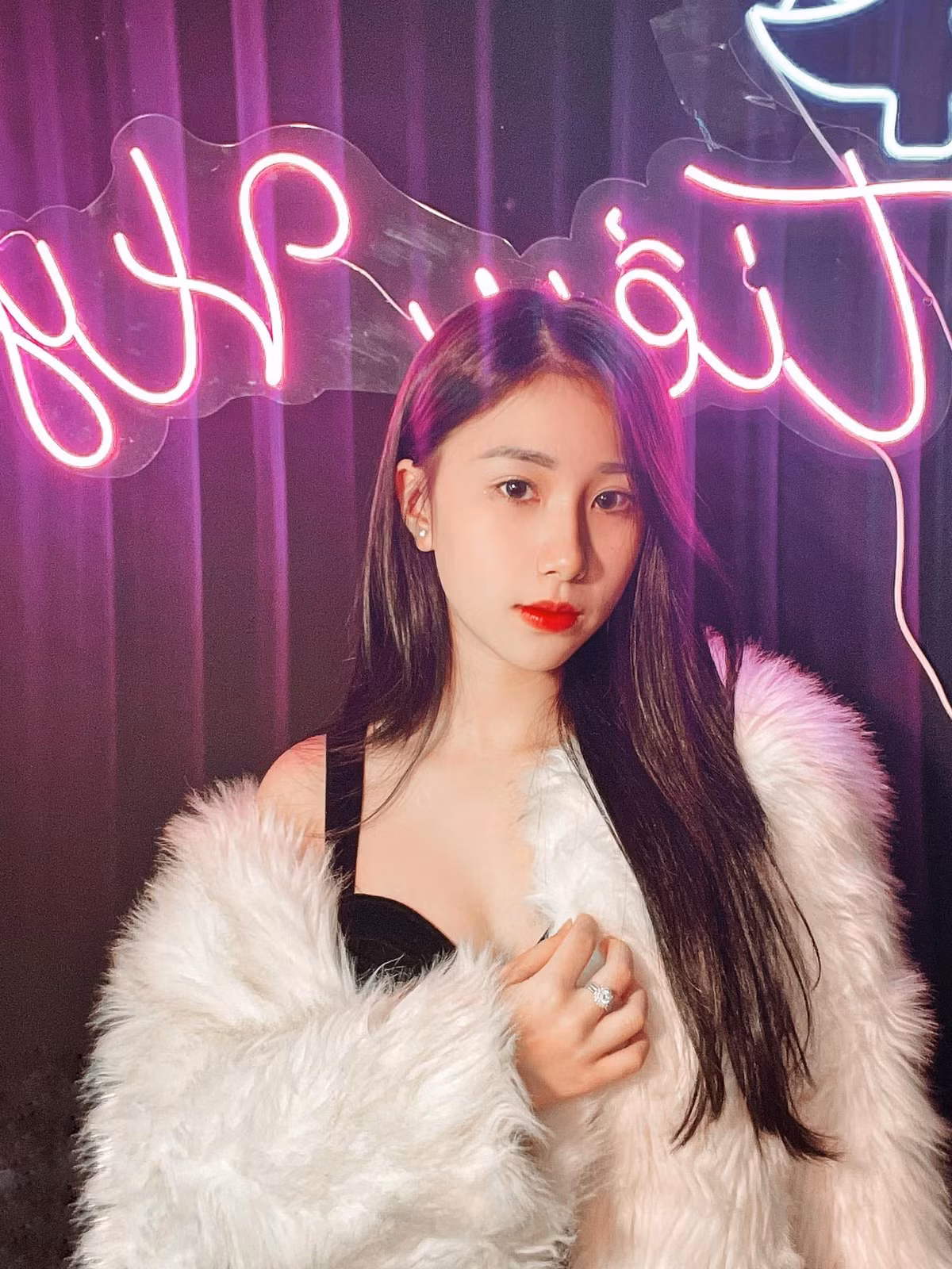 Tiểu Hý tiếp tục duy trì việc ra video thường xuyên với những clip vui nhộn, xinh tươi. Chỉ đơn giản là những video nhún nhảy theo điệu nhạc trẻ trung với các vũ đạo đơn giản nhưng vẫn hút mắt.