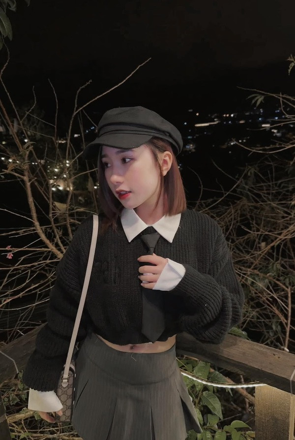 Vẫn gương mặt đó, nụ cười đó nhưng Tiểu Hý giờ đây giảm cân thành công, cô thay đổi cả vẻ bề ngoài, từ kiểu tóc đến phong cách thời trang.