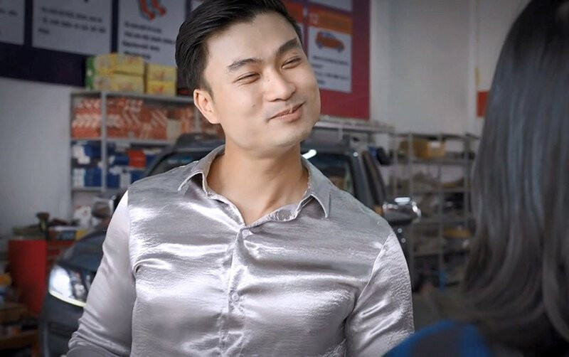 Lướt mạng xã hội hẳn ai cũng từng bắt gặp qua đoạn nhạc xập xình cực ngầu kèm câu nói: “Hê sờ lô hơ sờ ly ly. Ngạc nhiên chưa?”. Cụm từ bắt nguồn từ bộ phim truyền hình “Ga-ra hạnh phúc” và người tạo ra trend đang gây bão mạng xã hội này chính là nhân vật Trung “trâu” do diễn viên Duy Hưng thủ vai.