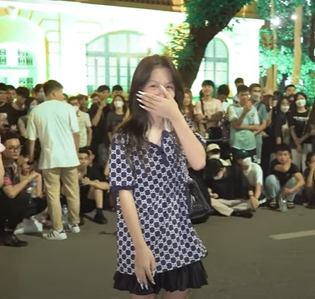 Trước đó đoạn clip về trò chơi ghép đôi khác từng gây xôn xao trên MXH. Cô gái đã thể hiện khả năng "múa quạt" cực chuyên nghiệp khiến nhiều người trầm trồ.