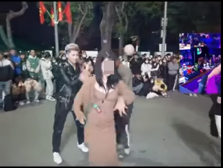 Ngay khi đoạn clip được chia sẻ rầm rộ trên cộng đồng mạng đã tạo nên làn sóng trái chiều từ cư dân mạng. Ai cũng lên tiếng chỉ trích hành vi phản cảm của cô gái trong clip vì nó vi phạm nghiêm trọng thuần phong mỹ tục của Việt Nam.