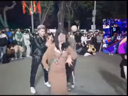 Ngay khi đoạn clip được chia sẻ rầm rộ trên cộng đồng mạng đã tạo nên làn sóng trái chiều từ cư dân mạng. Ai cũng lên tiếng chỉ trích hành vi phản cảm của cô gái trong clip vì nó vi phạm nghiêm trọng thuần phong mỹ tục của Việt Nam.