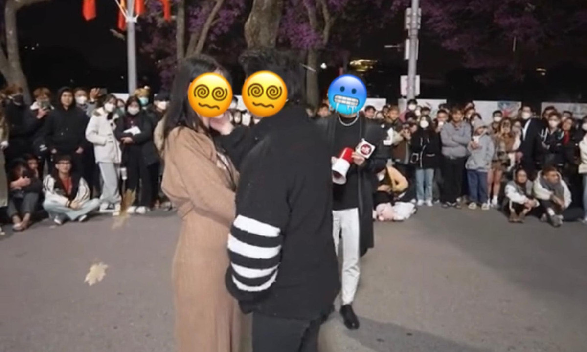 Chưa dừng lại ở đó, cô gái trong clip còn có hành động phản cảm khác là lè lưỡi chạm vào mặt của nam thanh niên khiến anh phải xấu hổ rụt người lại.