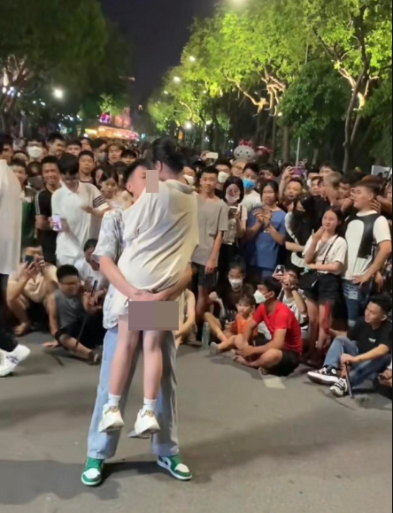 Những hình ảnh phản cảm từ chương trình ghép đôi từ trước đến nay đều khiến cư dân mạng để lại nhiều ý kiến bức xúc.