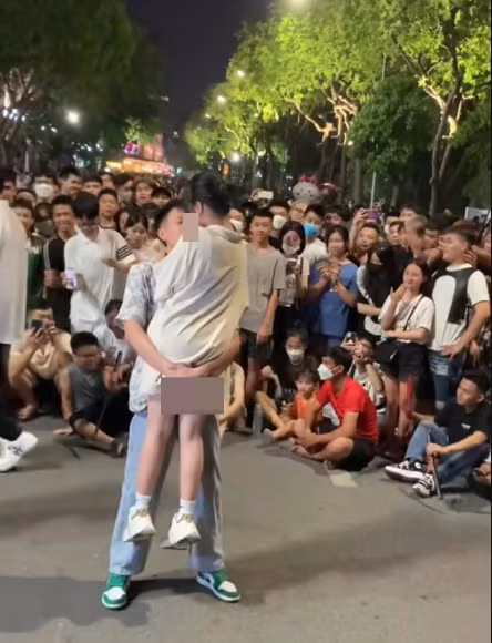 Những hình ảnh phản cảm từ chương trình ghép đôi từ trước đến nay đều khiến cư dân mạng để lại nhiều ý kiến bức xúc.