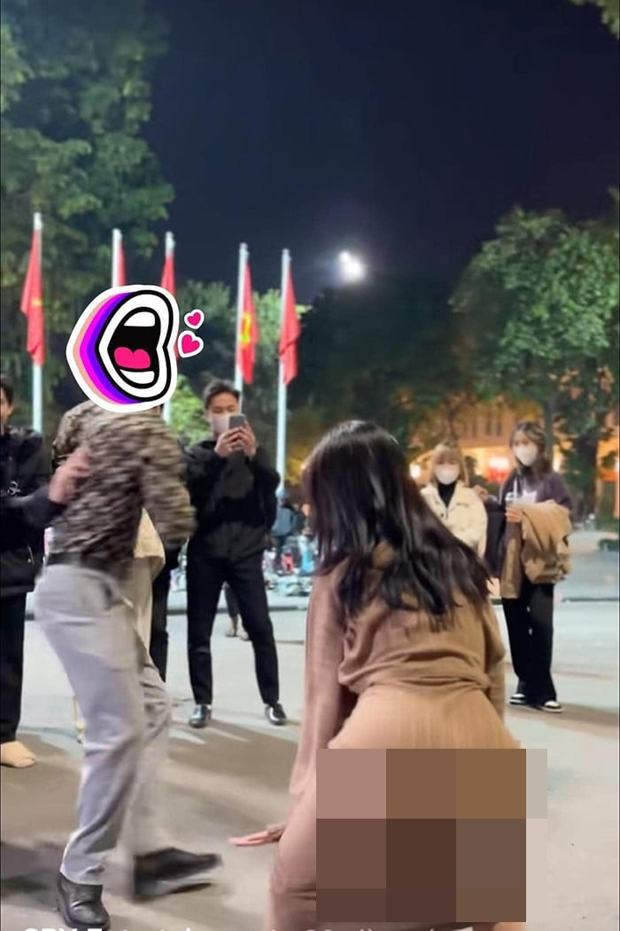 Được biết, cô gái nhảy trên phố đi bộ này đang tham gia trò chơi ghép đôi thần tốc gây sốt trong giới trẻ thời gian qua.