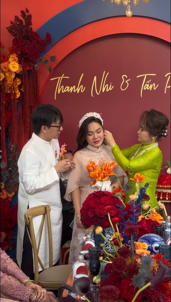 Ngay sau màn phát biểu này, mẹ cô dâu đã đứng lên trao nhiều trang sức, vàng bạc quý cho con gái cưng. Mọi người xung quanh vỗ tay trước của hồi môn "khủng" mà bố mẹ trao cho con cái. Đồng thời, đây cũng là lời chúc mừng mong đôi bạn trẻ sẽ sống hạnh phúc.