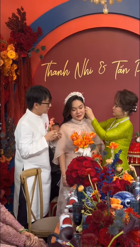 Ngay sau màn phát biểu này, mẹ cô dâu đã đứng lên trao nhiều trang sức, vàng bạc quý cho con gái cưng. Mọi người xung quanh vỗ tay trước của hồi môn "khủng" mà bố mẹ trao cho con cái. Đồng thời, đây cũng là lời chúc mừng mong đôi bạn trẻ sẽ sống hạnh phúc.