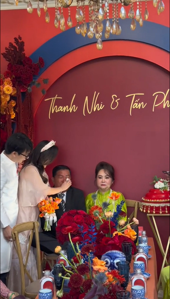 Không chỉ vậy, người bố ngồi bên cạnh nhìn thấy con đi lấy chồng cũng chạnh lòng mà rơi nước mắt.