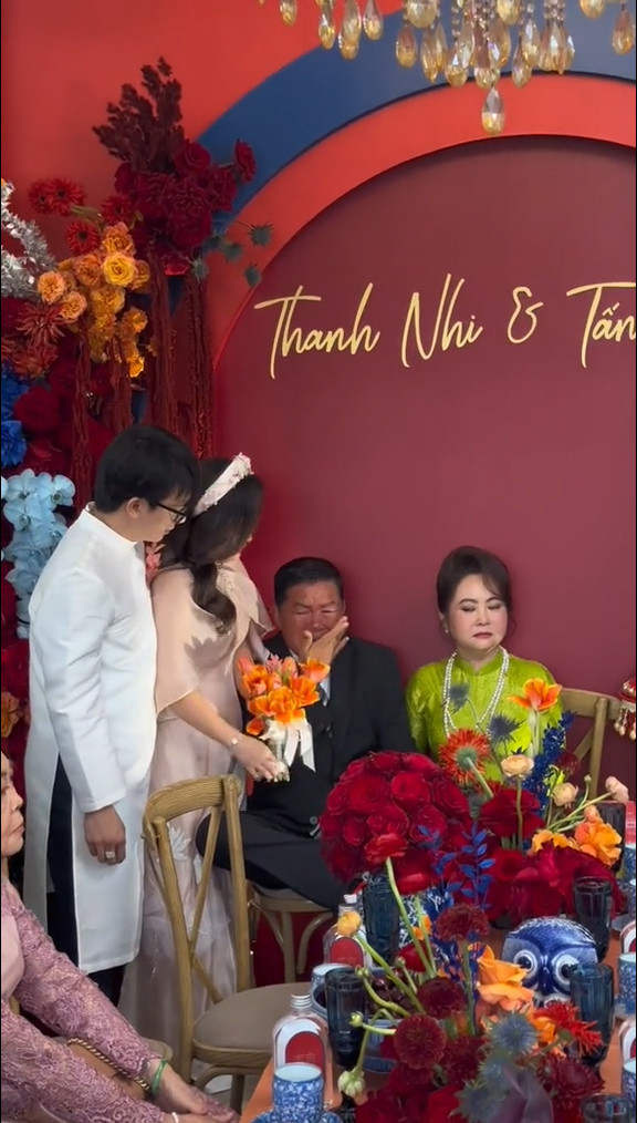 Theo lời của MC phát biểu trước đám cưới "khủng", để con cái có cuộc sống sung sướng, thoải mái hơn, bố mẹ không ngại chi tiền lớn cho từ nhà tới công ty,...