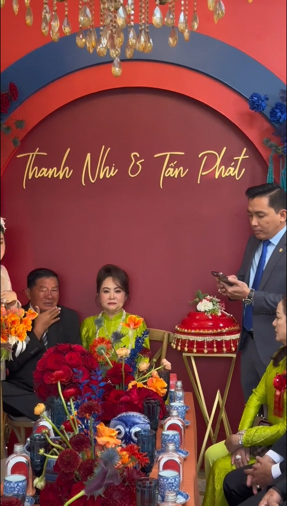 Trong video, khi nghe MC nói về tình cảm cũng như món quà mà bố mẹ dành cho mình, cô dâu không kìm chế được cảm xúc mà bật khóc.