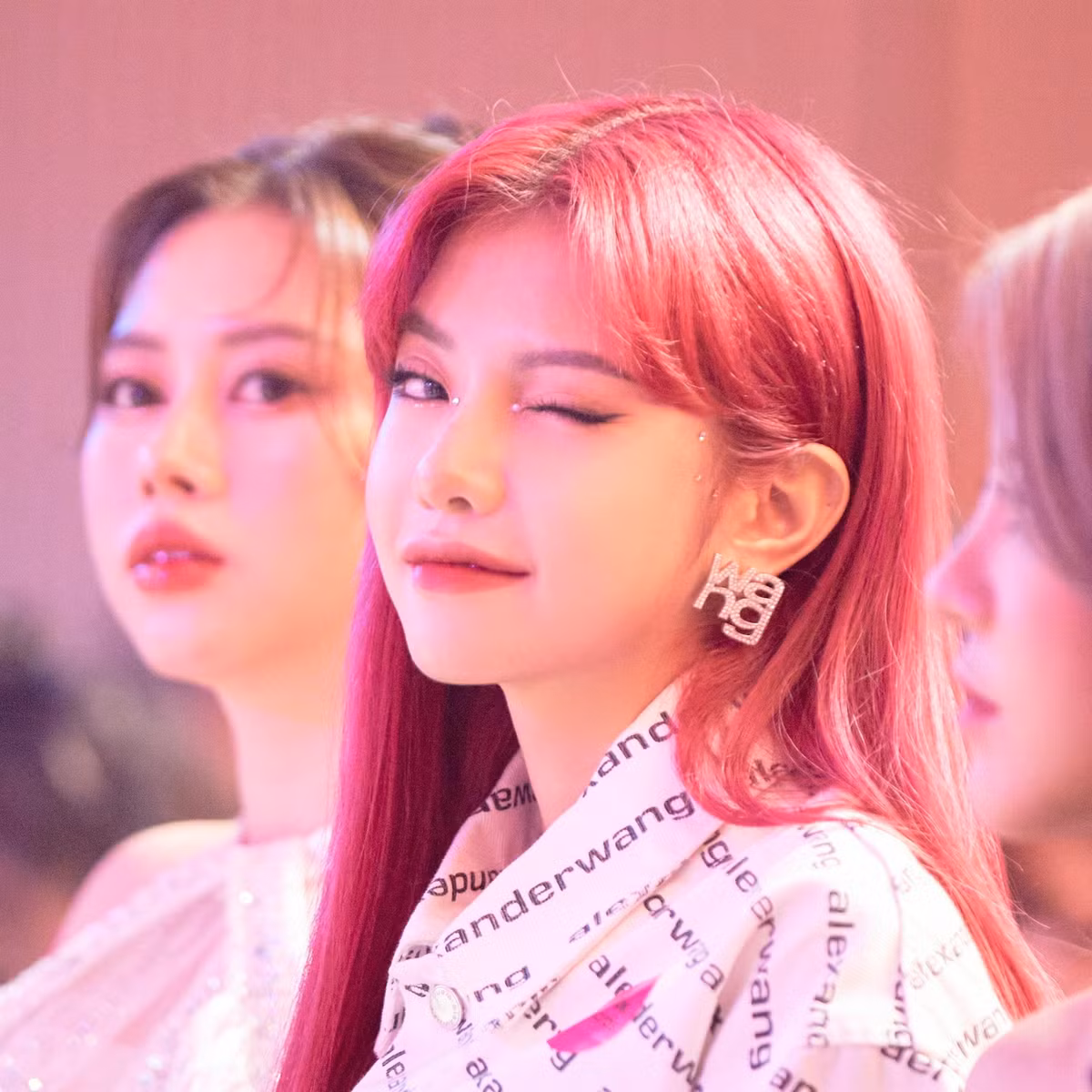 Trên trang cá nhân, TikToker CiiN tự tin chia sẻ hình ảnh quay, chụp cận mặt, không còn ngần ngại mỗi lần lên sóng.