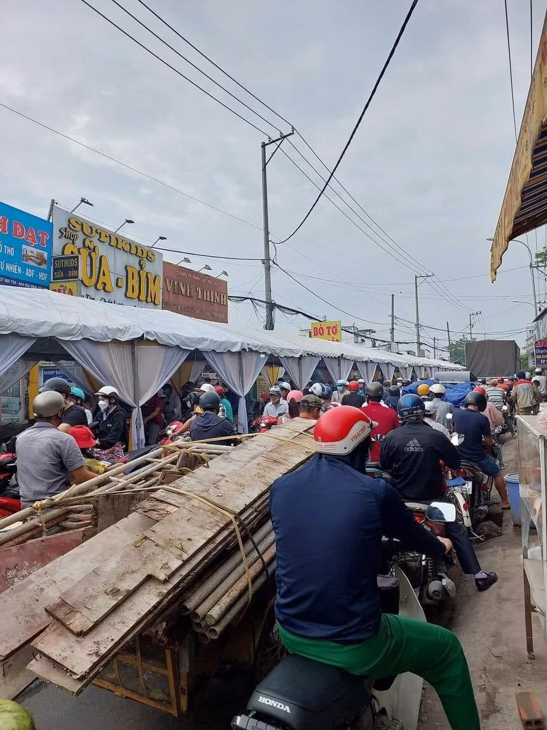 Những tháng cuối năm cũng chính là mùa cưới, vậy nên trên MXH đã xuất hiện nhiều hình ảnh các rạp đám cưới được dựng lên chắn ngang đường, ngang lối.