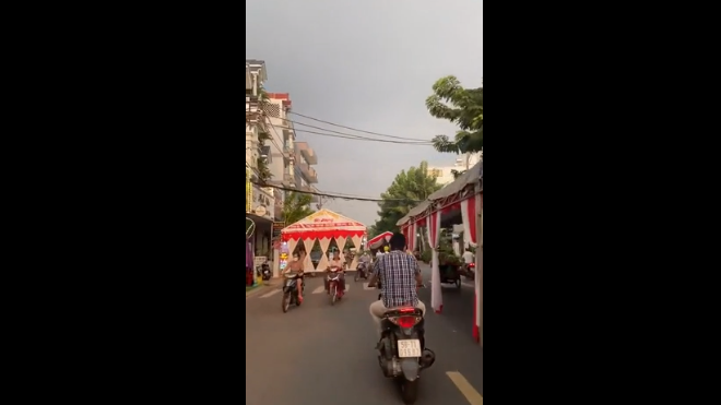 Đoạn clip sau khi chia sẻ lên MXH đã khiến nhiều người ngán ngẩm, việc dựng rạp cưới 3 cái so le như vậy quả là hiếm thấy.