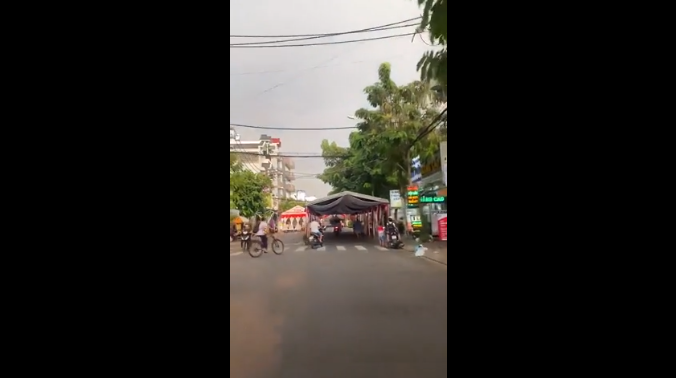 Mới đây trên MXH xuất hiện đoạn clip rạp cưới "dàn trận" giữa lòng đường làm không ít người bức xúc.