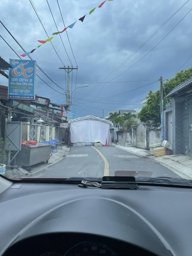 Những màn dựng rạp cưới chắn lối đi diễn ra và nó vấp phải không ít những ý kiến chỉ trích nặng nề.