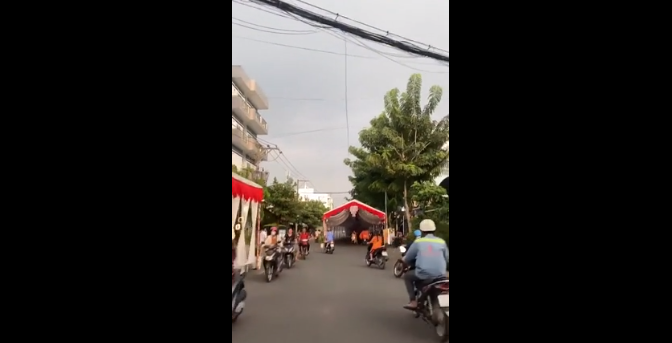 Theo clip, trên một tuyến đường đang có nhiều phương tiện cùng tham gia giao thông. Ngay từ đầu phố, một chiếc rạp cưới chắn ngang đường dựng lên bên tay phải, đi khoảng chục mét lại một rạp khác dựng lên bên tay trái, và rồi sau đó lại tiếp tục xuất hiện một rạp nữa bên tay phải của đường.