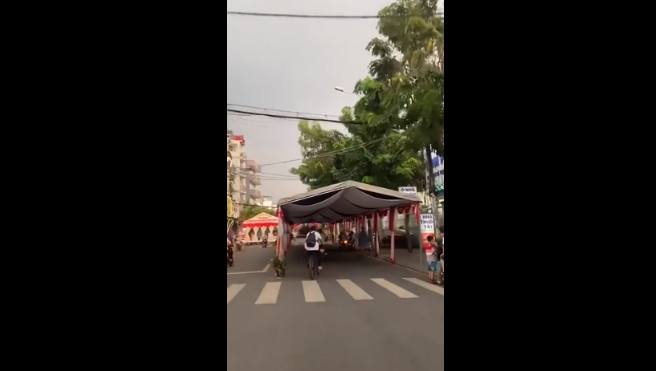 Mặc dù chỉ ở trên một con đường thế nhưng đã có tới 3 rạp cưới được dựng lên khiến vị tài xế trong clip phải lạng lách mới tránh được nó.