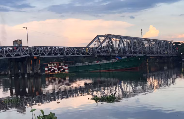 Chiều 21/10, một thi thể nam giới được phát hiện trôi trên sông Sài Gòn, đoạn qua cầu sắt Phú Long, quận 12. Vụ việc khiến nhiều người hiếu kỳ đứng trên cầu theo dõi khiến giao thông qua đây ùn tắc nghiêm trọng. 