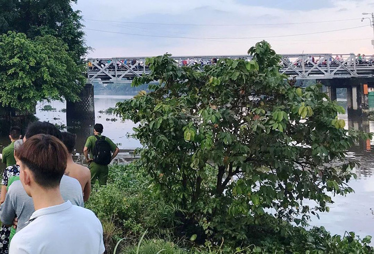Gần 1 giờ sau, một người đi đánh cá phát hiện thi thể này nên đã kéo vào bờ gần chân cầu Phú Long cũ, cách vị trí trước hơn 500m.
