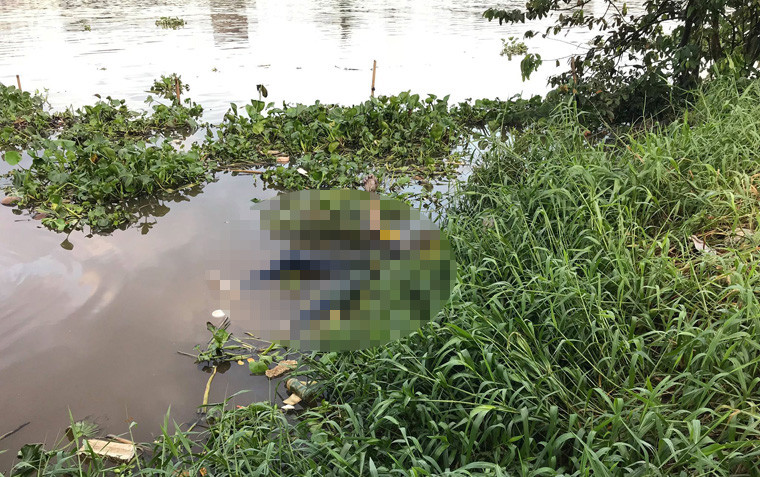 Theo thông tin ban đầu, khoảng 12h30 trưa cùng ngày, người dân câu cá dưới gầm cầu Phú Long mới (thuộc phường Thạnh Lộc, quận 12, TP.HCM) thì hoảng hốt phát hiện một thi thể trôi giữa sông Sài Gòn nên trình báo cơ quan chức năng.