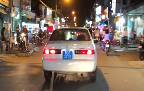 Tam giu oto bien xanh “80B” gia, hu coi inh oi den cong ty BDS