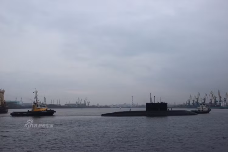 Không rõ thời điểm thực hiện chuyến đi biển thử nghiệm đầu tiên của 187 Bà Rịa-Vũng Tàu, tuy nhiên theo báo chí Nga một trong những chuyến đi cuối cùng trước khi bàn giao được thực hiện tại vịnh Phần Lan vào ngày 10/9/2016. Nguồn ảnh: Sina