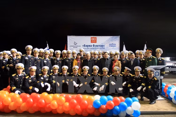 Admiralty Verfi cũng là nơi đóng 5 chiếc tàu ngầm Kilo 636 dành cho Việt Nam. Việc thực hiện đơn hàng cho CHXHCN Việt Nam được thực hiện từ ngày 25/8/2010 với sự kiện đặt ky đóng mới tàu ngầm 182 Hà Nội. Ảnh: Kíp thủy thủ đoàn tàu ngầm 187 Bà Rịa-Vũng Tàu trong ngày hạ thủy. Nguồn ảnh: TTXVN