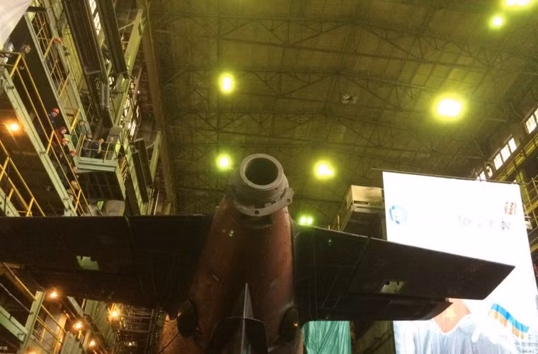 Sau hơn 1 năm thi công đầy nỗ lực của tập thể công nhân viên nhà máy Verfi, ngày 28/9/2015, tàu ngầm 187 Bà Rịa-Vũng Tàu được hạ thủy thành công. Nguồn ảnh: defencerus