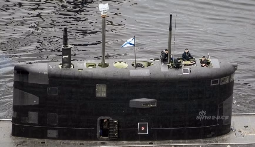 Vịnh Phần Lan – nơi tàu Bà Rịa-Vũng Tàu thử nghiệm là một nhánh của biển Baltic, nằm giữa Phần Lan (về phía bắc) và Estonia (về phía nam) dọc theo đường tới thành phố Sankt-Peterburg của Nga, ở đó sông Neva chảy vào nó. Ảnh: Thượng tầng 187 Bà Rịa-Vũng Tàu treo cờ hải quân Nga. Nguồn ảnh: Sina