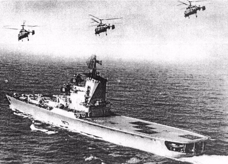 Ngay sau khi ra đời, Ka-25 nhanh chóng được trang bị cho các tàu sân bay, tàu tuần dương, tàu khu trục, tàu hộ vệ cỡ trung của Hải quân Liên Xô. Ảnh: Ka-25 trên tàu sân bay trực thăng Moskva. Nguồn ảnh: English Russia