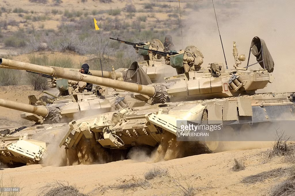 Hỏa lực của xe tăng T-90S Ấn Độ được giữ nguyên với pháo nòng trơn 2A46M 125mm có thể bắn nhiều loại đạn, gồm cả đạn tên lửa Relfeks bắn xa 100m tới 6km, xuyên giáp dày 950mm sau ERA. Hỏa lực phụ có đại liên 12,7mm trên nóc và đại liên 7,62mm đồng trục pháo chính. Nguồn ảnh: ltaaa