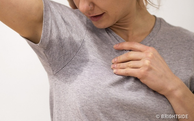 Đồ nhiều mồ hôi: Tăng tiết mồ hôi đột ngột hoặc sốt là những dấu hiệu phổ biến nhất cho thấy có điều bất ổn trong vấn đề cân bằng nội tiết tố của bạn. Theo các bác sĩ , triệu chứng này phổ biến hơn sau khi phụ nữ mãn kinh, do hormone thường không ổn định.