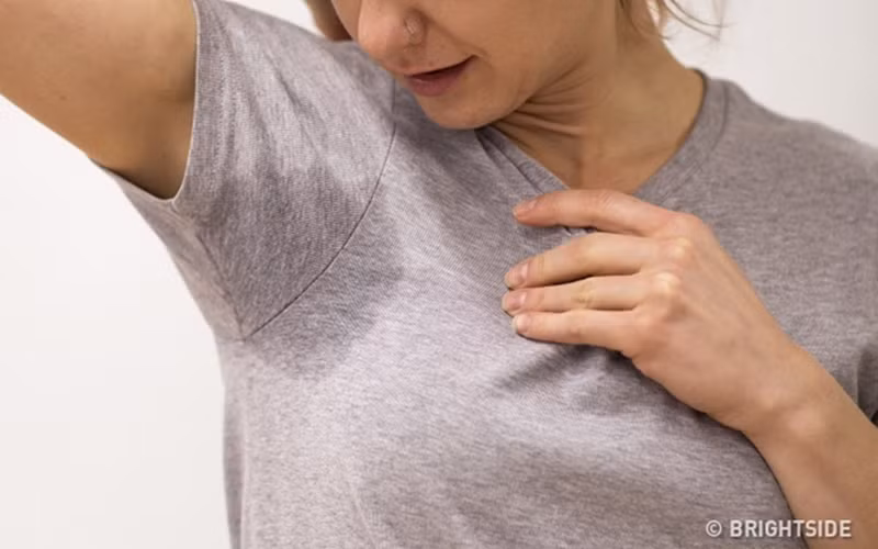 Đồ nhiều mồ hôi: Tăng tiết mồ hôi đột ngột hoặc sốt là những dấu hiệu phổ biến nhất cho thấy có điều bất ổn trong vấn đề cân bằng nội tiết tố của bạn. Theo các bác sĩ , triệu chứng này phổ biến hơn sau khi phụ nữ mãn kinh, do hormone thường không ổn định.