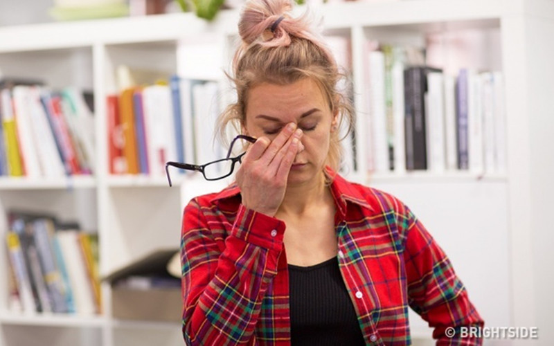 Mệt mỏi liên tục: Nếu bạn cảm thấy mệt mỏi mọi lúc, ngay cả khi bạn đang nghỉ ngơi, đây có thể là một dấu hiệu của sự mất cân bằng nội tiết tố.