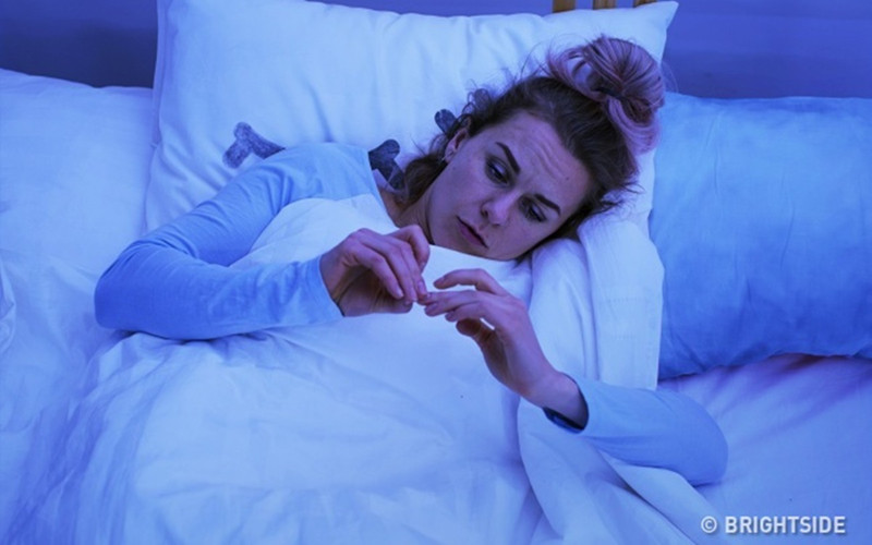 Mất ngủ triền miên: Mất ngủ là một dấu hiệu rất nguy hiểm bởi nó có thể liên quan tới vấn đề progesterone thấp. Theo các chuyên gia, progesterone là chất thư giãn tự nhiên giúp bạn thư giãn và dễ dàng đi vào giấc ngủ. Khi mức độ của hormone này thay đổi, bạn sẽ bị mất ngủ. Đặc biệt, estrogen và progesterone rất thấp ở những phụ nữ mới sinh con khiến họ khó ngủ trong thời gian này.