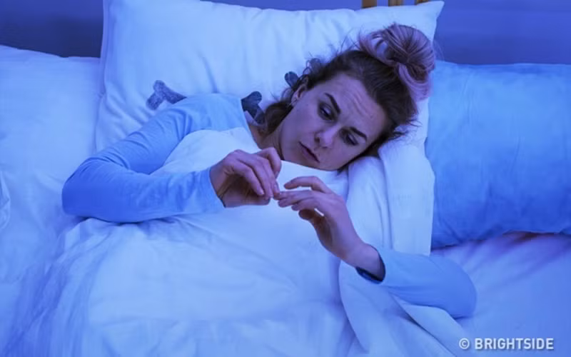 Mất ngủ triền miên: Mất ngủ là một dấu hiệu rất nguy hiểm bởi nó có thể liên quan tới vấn đề progesterone thấp. Theo các chuyên gia, progesterone là chất thư giãn tự nhiên giúp bạn thư giãn và dễ dàng đi vào giấc ngủ. Khi mức độ của hormone này thay đổi, bạn sẽ bị mất ngủ. Đặc biệt, estrogen và progesterone rất thấp ở những phụ nữ mới sinh con khiến họ khó ngủ trong thời gian này.